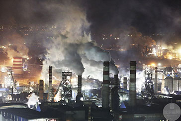 钢铁企业灯火通明，24小时排放污染